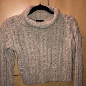 Cream turtleneck sweater// cropped